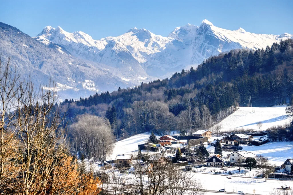 A snowy mountainside of Châtillon-sur-Cluses, France