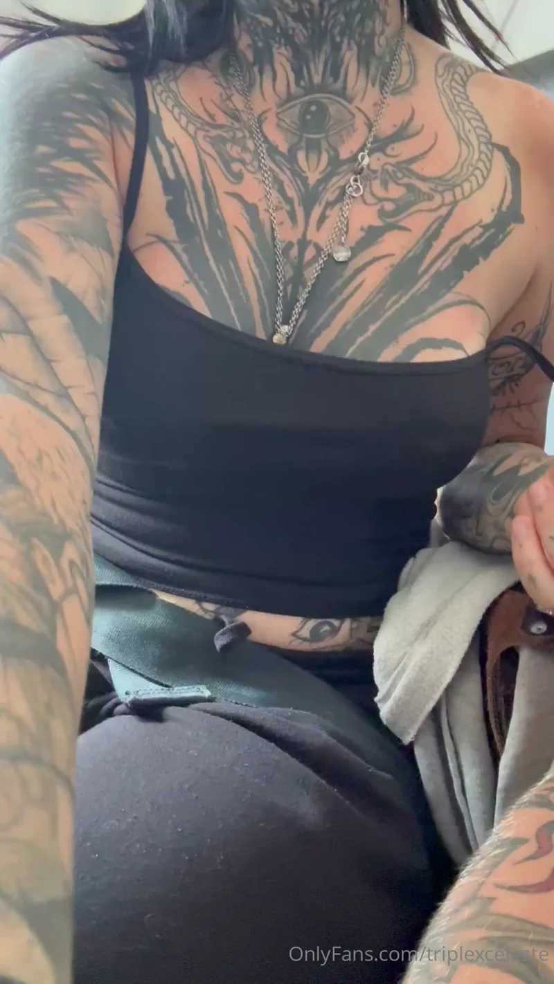 Revealing tits