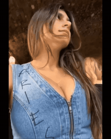 Cleavage showing, top unbuttoning